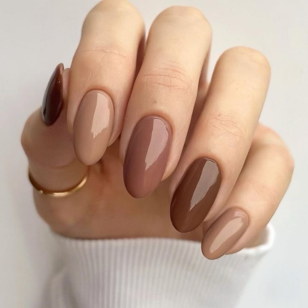 inspiração de unhas mocha mousse, a cor pantone 2025.