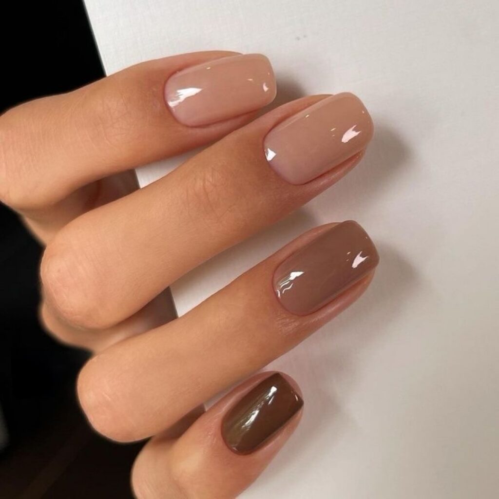 inspiração de unhas mocha mousse, a cor pantone 2025.