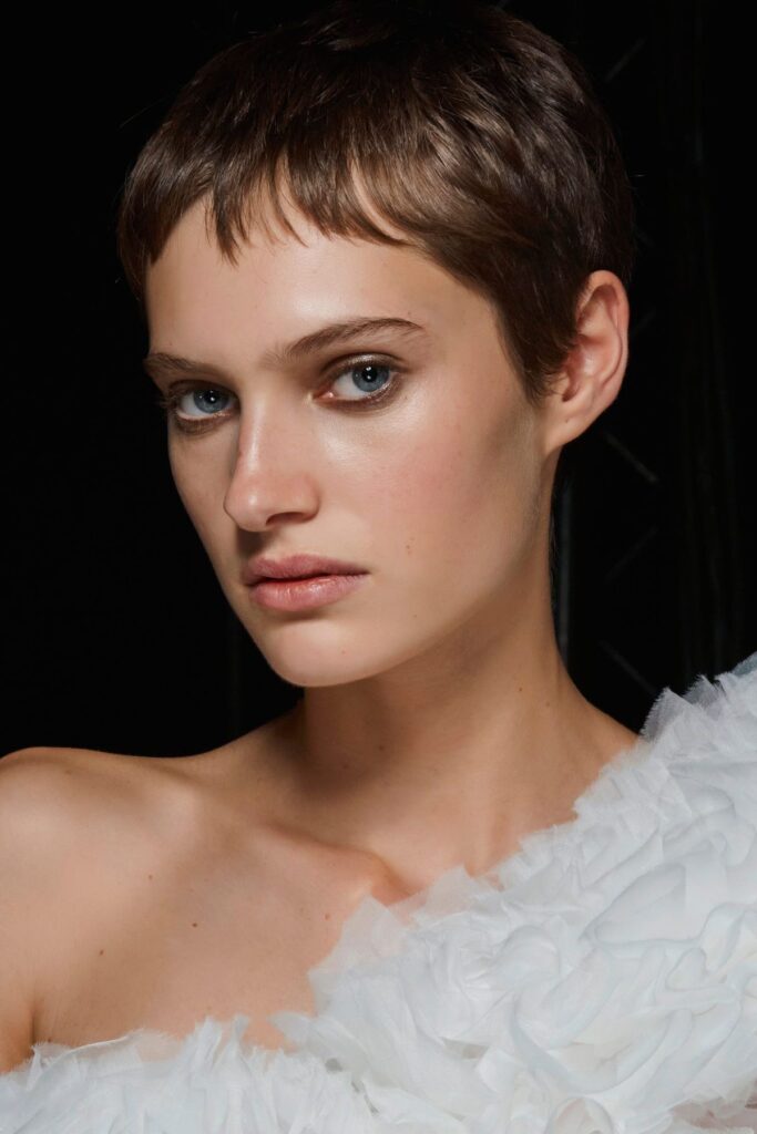 Tendência de corte de cabelo para 2025: inspirações para pixie hair cut.