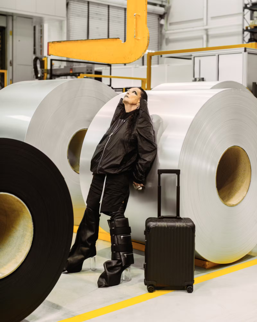 Rick Owens Transforma Mala de Cabine da RIMOWA em Escultura de Bronze