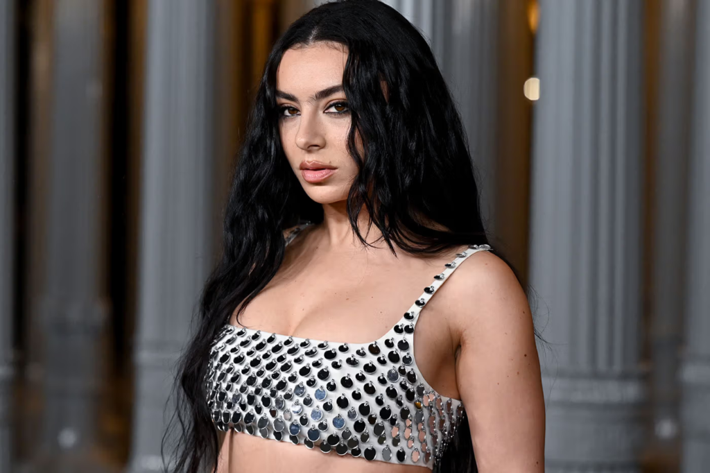 Charli XCX e A24: cantora participará do filme "The Moment"