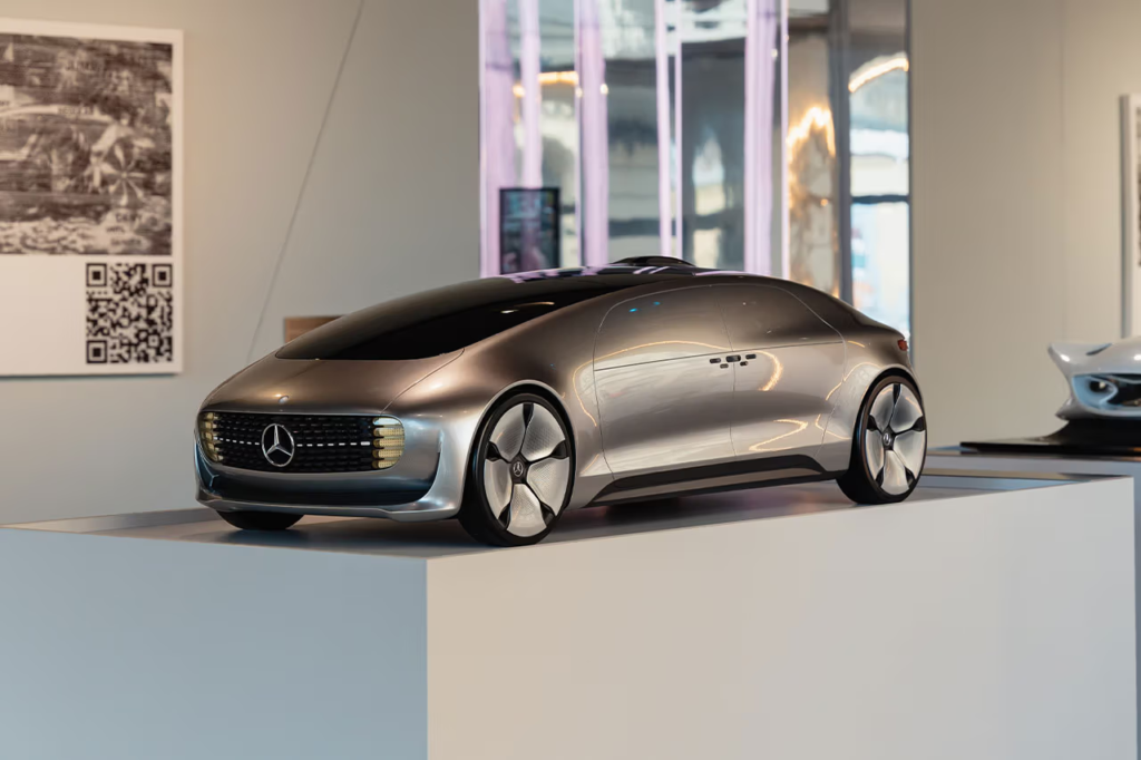 Mercedes-Benz Explora Inovação Através da Arte na Exposição 'PROTOTYPE' em Munique.