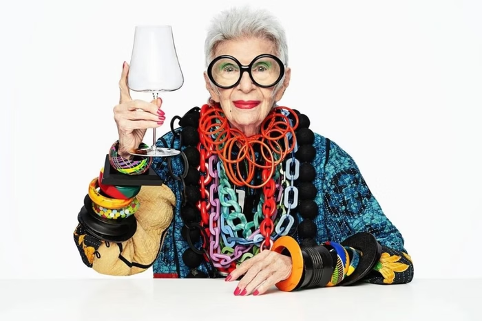 Coleção de Iris Apfel vai a leilão.