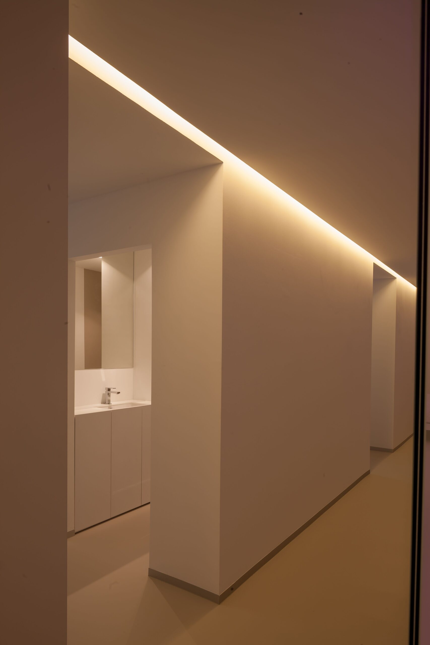 6 Maneiras de Iluminar Seu Corredor Escuro