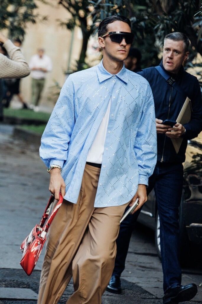 Tendência Camisa Semiaberta une Sofisticação a um Estilo Despojado