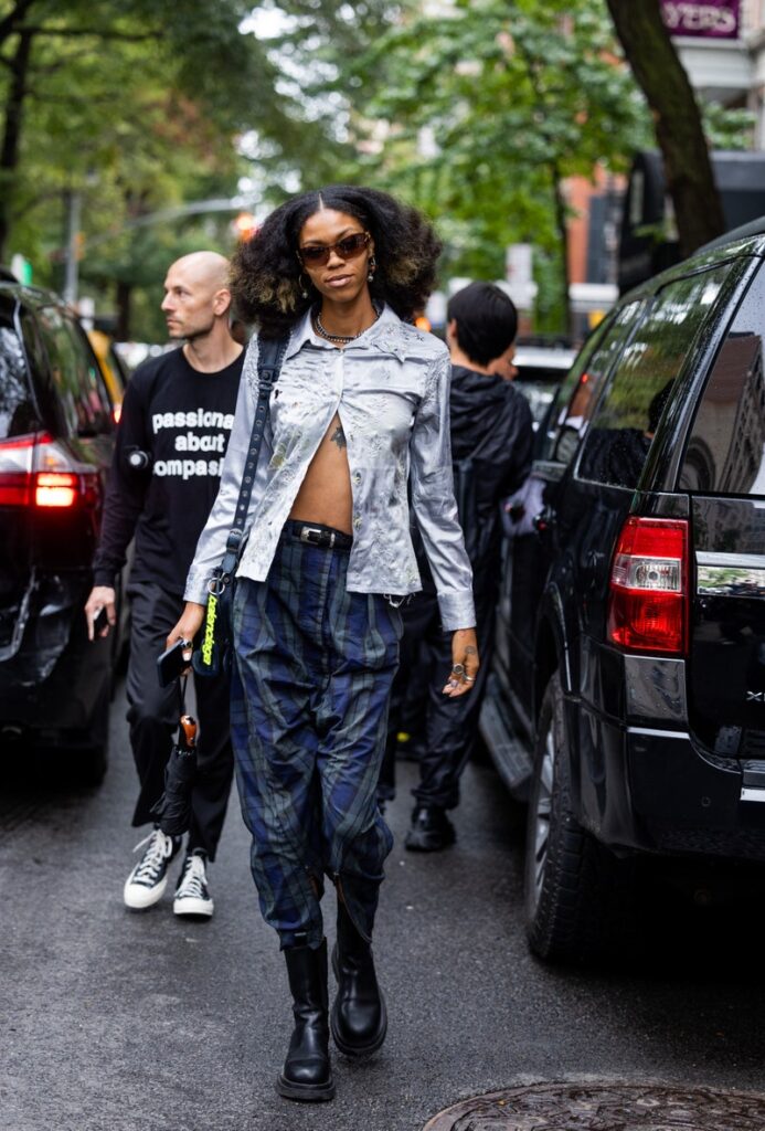 Tendência Camisa Semiaberta une Sofisticação a um Estilo Despojado