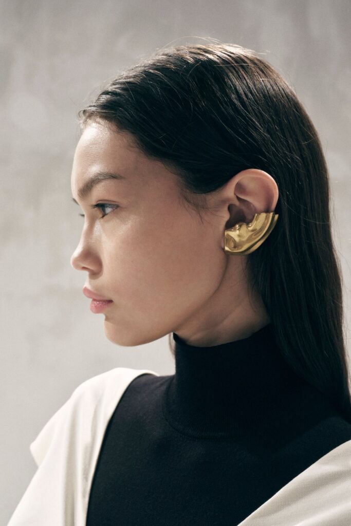 Tendência Brinco Earcuff: O Retorno do Acessório Maximalista