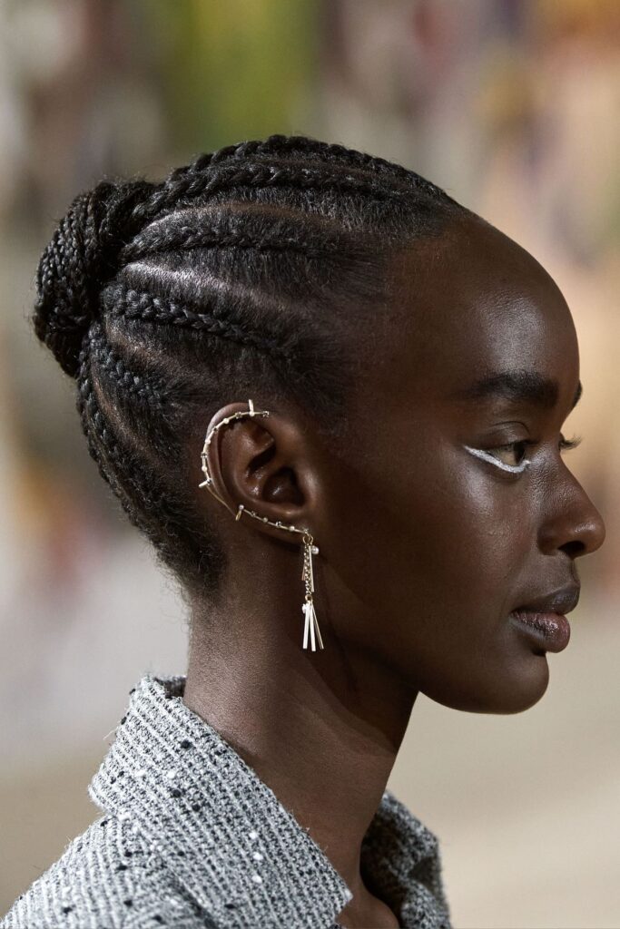 Tendência Brinco Earcuff: O Retorno do Acessório Maximalista