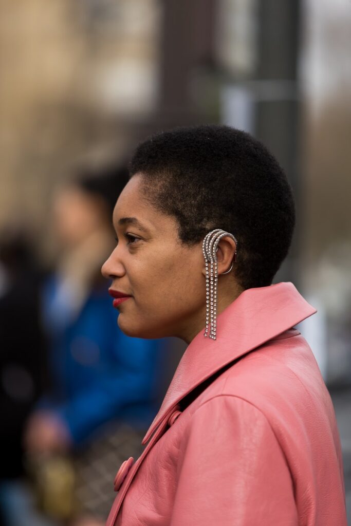 Tendência Brinco Earcuff: O Retorno do Acessório Maximalista