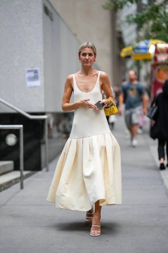 Vestido de cintura baixa: a tendência que equilibra elegância e casualidade