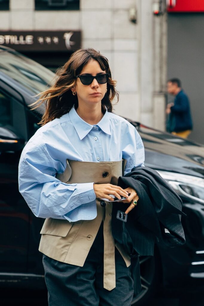 Top sobre camisa: o truque de styling fashionista que segue em alta