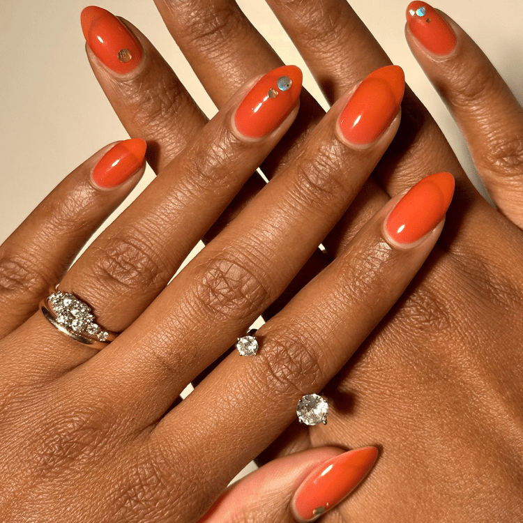 Tendência das Unhas Laranjas: A Cor está Dominando as Beauty Trends