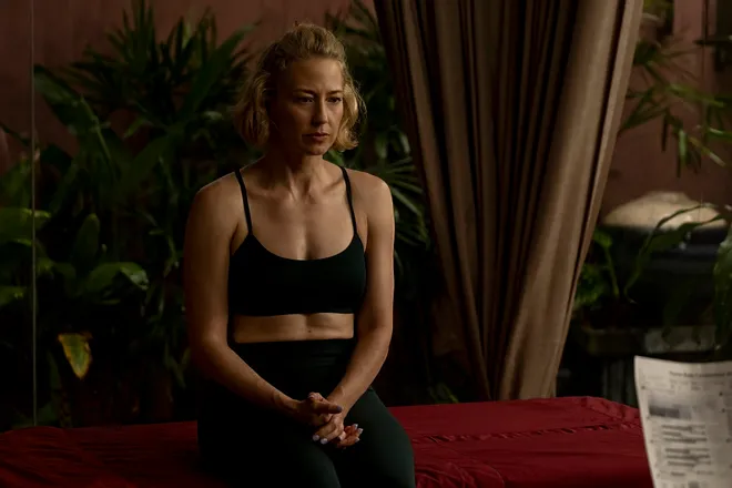 Carrie Coon como Laurie em The White Loutes Temporada 3 | Foto: HBO