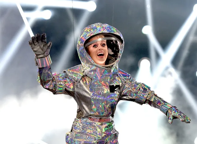 Katy Perry vai ao espaço em voo histórico da Blue Origin com tripulação 100% feminina