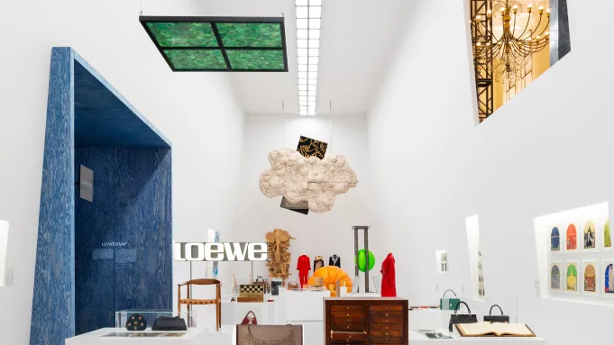 Jack McCollough e Lazaro Hernandez Assumem a Direção Criativa da Loewe | Exibição "Crafted World" da Loewe lançada no último ano