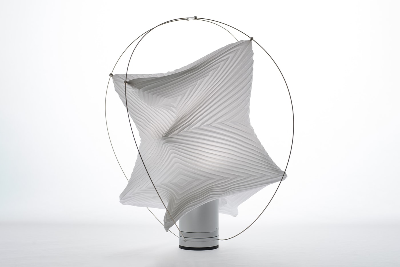Issey Miyake e Atelier Oï: Iluminando a Milan Design Week com Inovação