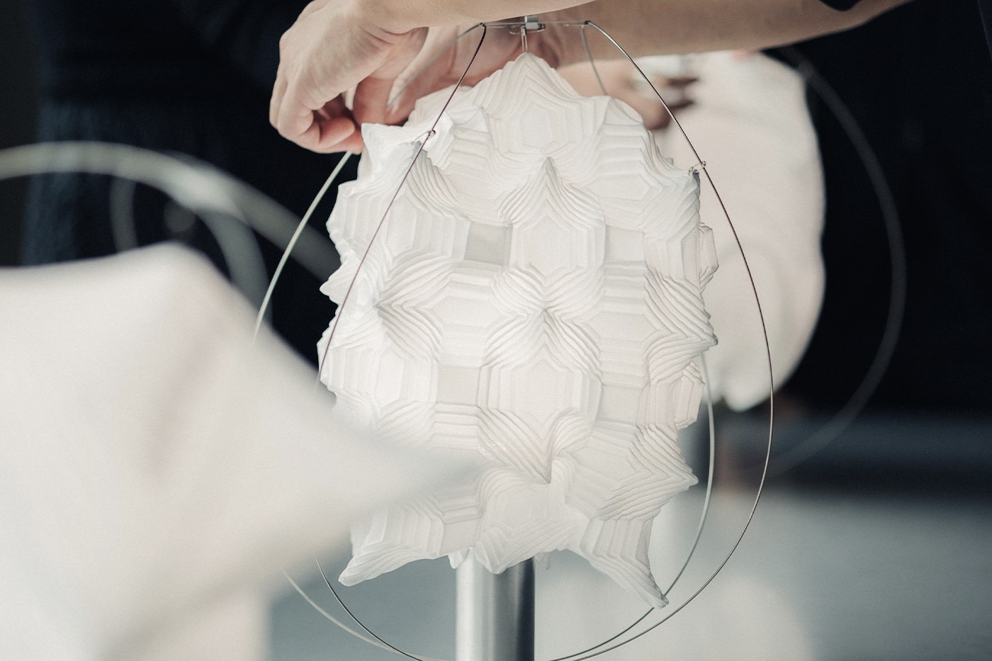 Issey Miyake e Atelier Oï: Iluminando a Milan Design Week com Inovação