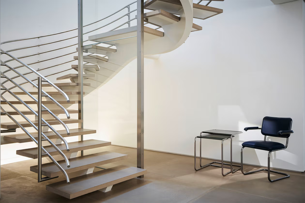 Jil Sander reinventa a icônica cadeira S 64 de Marcel Breuer em colaboração com a Thonet
