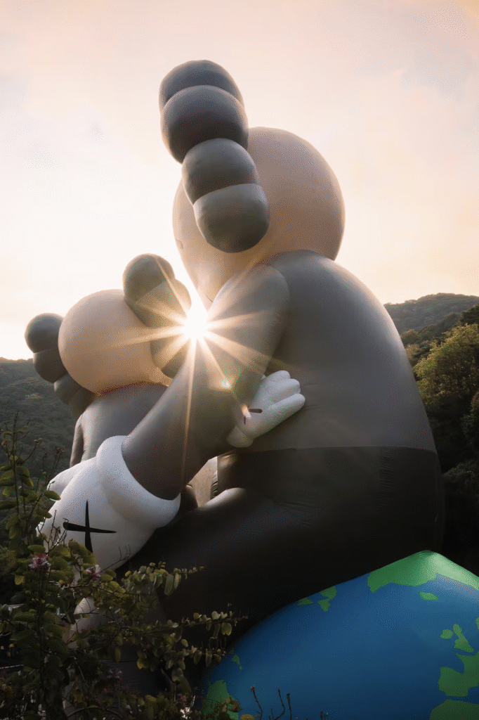 KAWS:HOLIDAY chega à Tailândia com instalação monumental no Sanam Luang