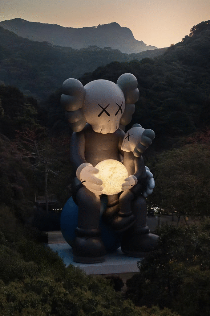 KAWS:HOLIDAY chega à Tailândia com instalação monumental no Sanam Luang
