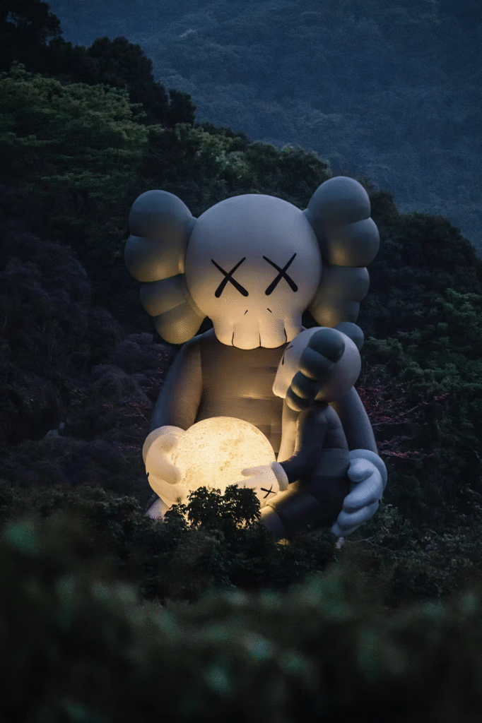 KAWS:HOLIDAY chega à Tailândia com instalação monumental no Sanam Luang