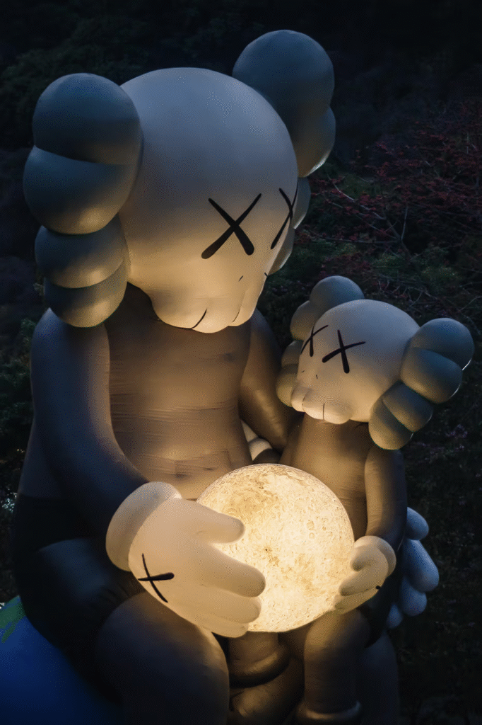 KAWS:HOLIDAY chega à Tailândia com instalação monumental no Sanam Luang