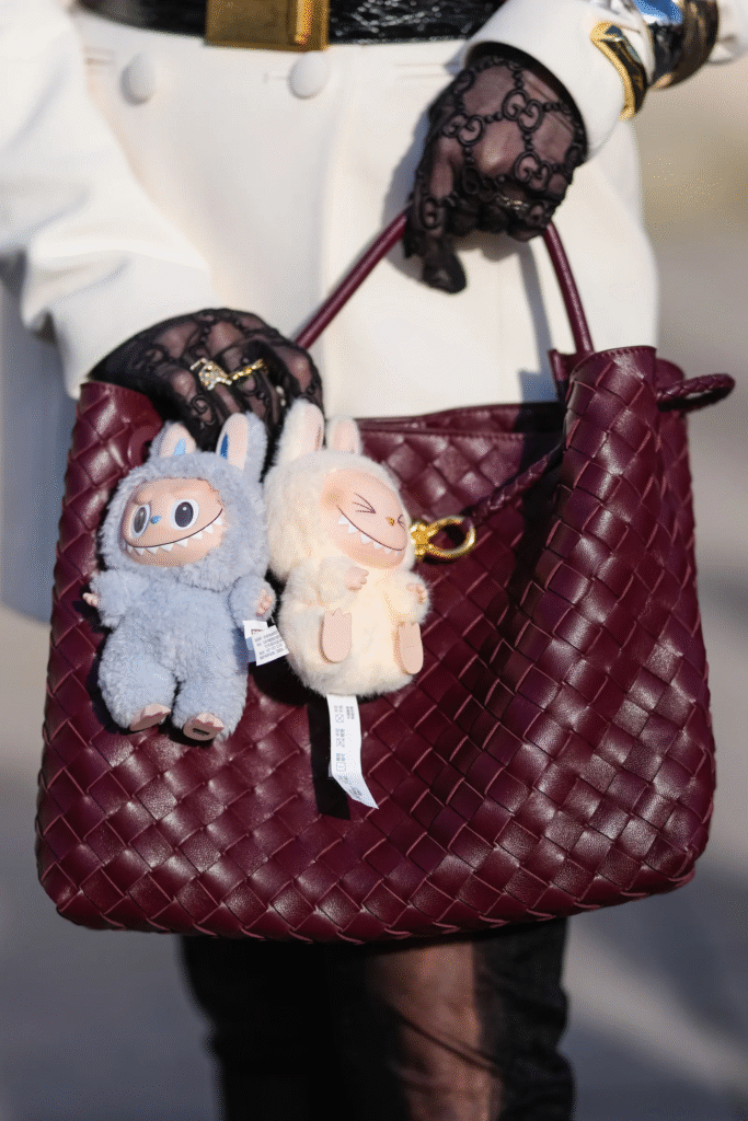 Decifrando Labubu: o brinquedo nostálgico que virou febre na moda de luxo