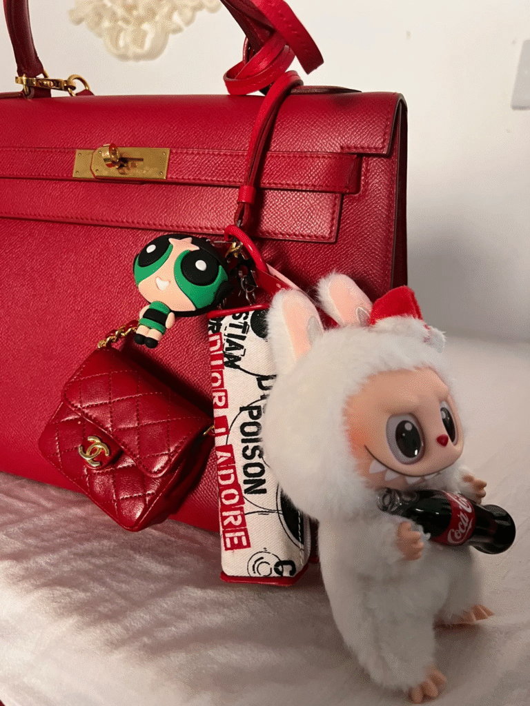 Decifrando Labubu: o brinquedo nostálgico que virou febre na moda de luxo