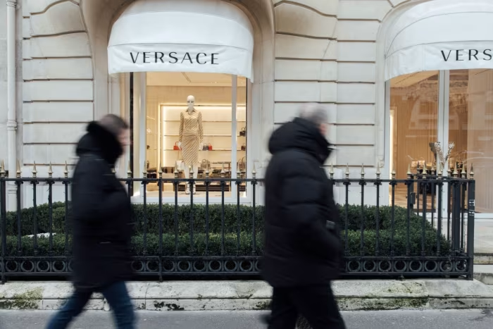 Prada anuncia aquisição da Versace por 1,25 bilhão de euros