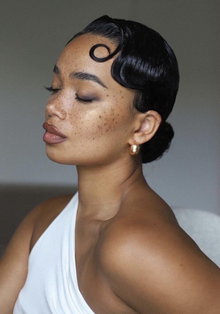 sleek bun tendencia de penteado 2025