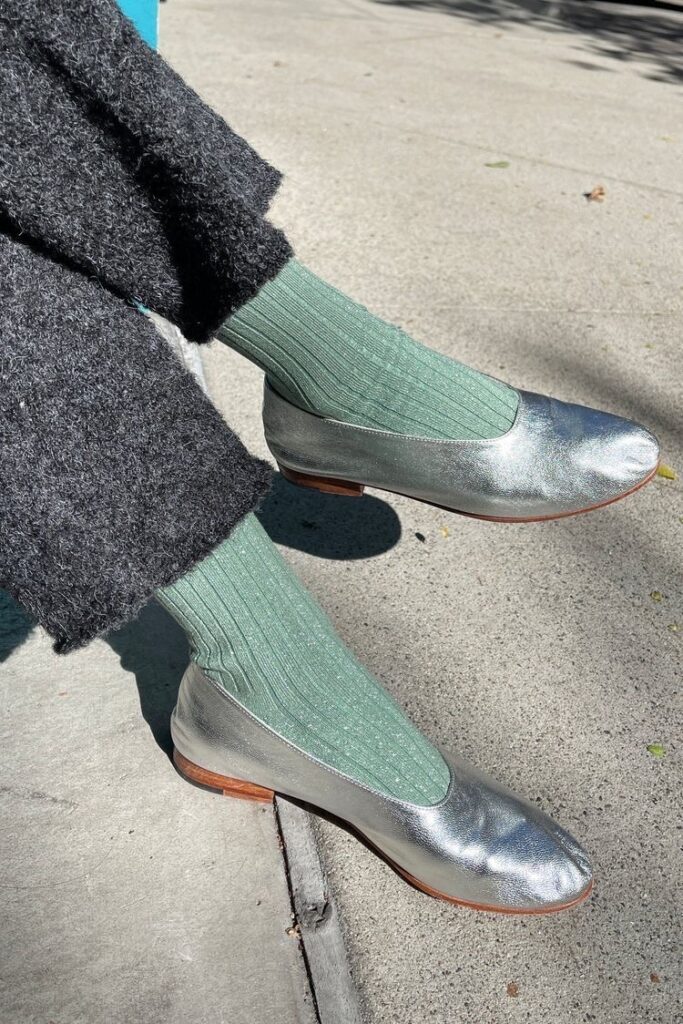 sapatos metalizados tendencia 2025