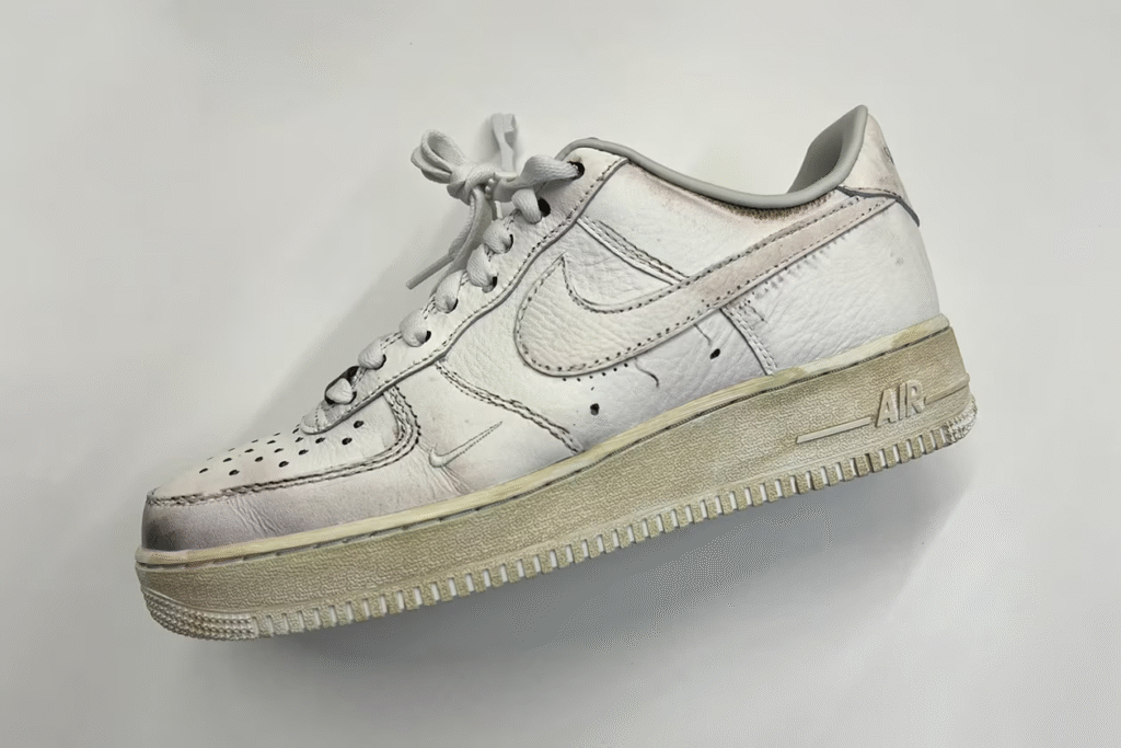 O Nike Air Force 1 Low “Dirty Triple White” que fica mais limpo a cada passo