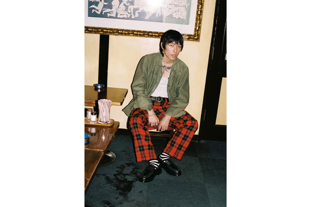 Supreme e Dr. Martens apresentam nova collab com o modelo Studded Penton Loafer para a primavera 2025