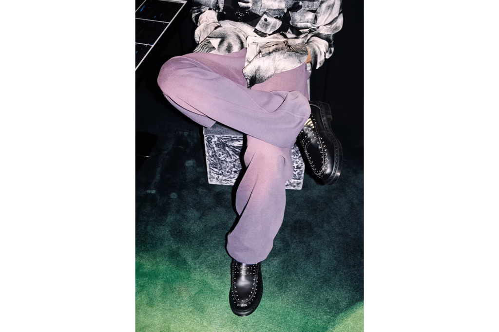 Supreme e Dr. Martens apresentam nova collab com o modelo Studded Penton Loafer para a primavera 2025