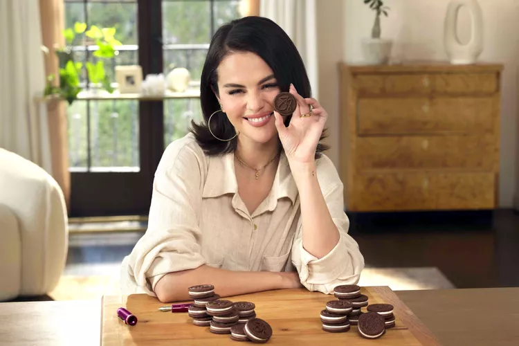 Selena Gomez e Oreo lançam collab inédita com sabor inspirado em suas raízes