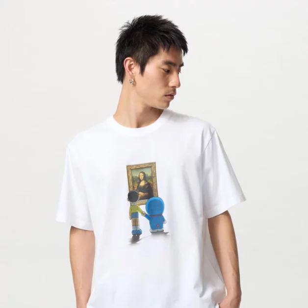 Doraemon visita o Louvre em nova coleção da UNIQLO que celebra arte e imaginação