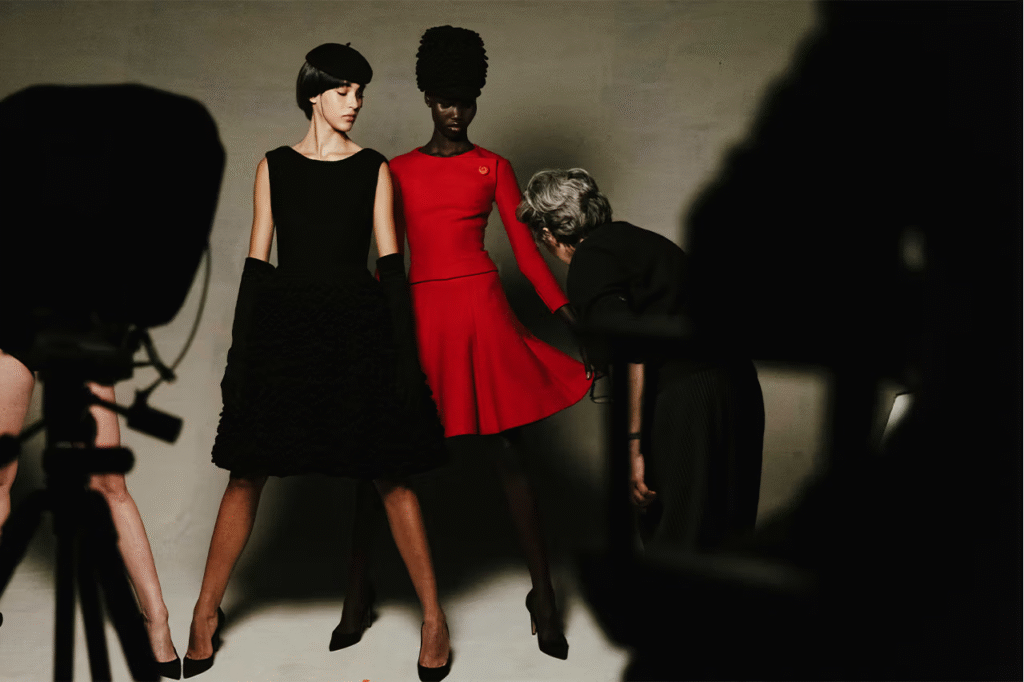 Dior celebra 80 anos com exposição inédita em Nova York em parceria com a UBS House of Craft