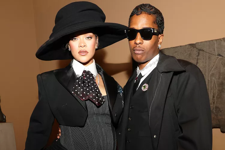 Rihanna dá atualizações sobre o aguardado álbum R9