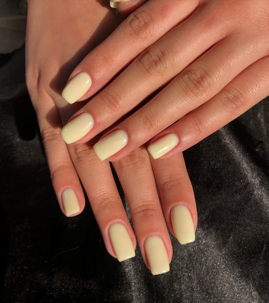 tendência de unha cor butter yellow