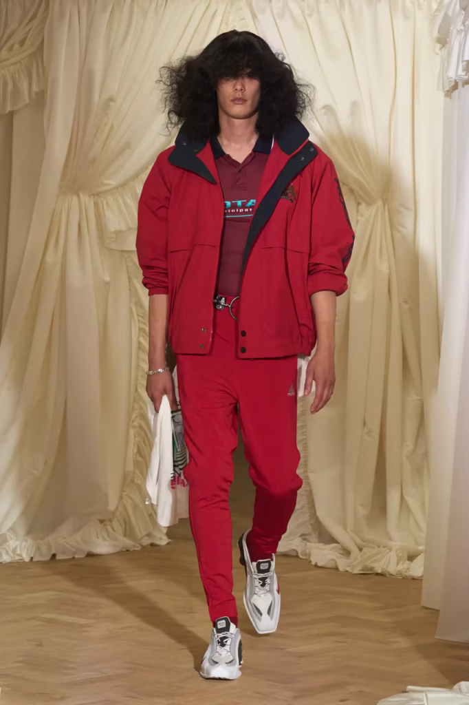 Martine Rose SS26 Transforma o Banal em Estilo
