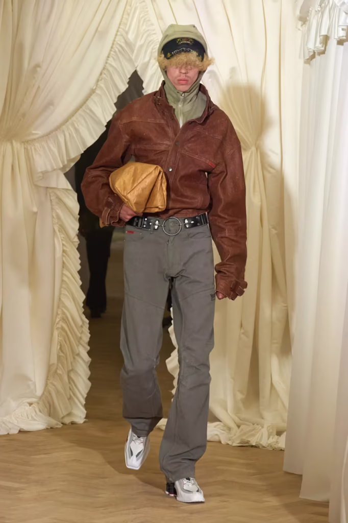 Martine Rose SS26 Transforma o Banal em Estilo