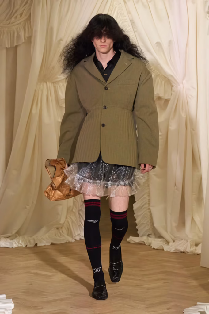 Martine Rose SS26 Transforma o Banal em Estilo