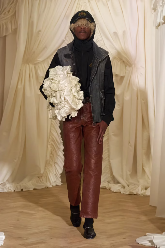 Martine Rose SS26 Transforma o Banal em Estilo