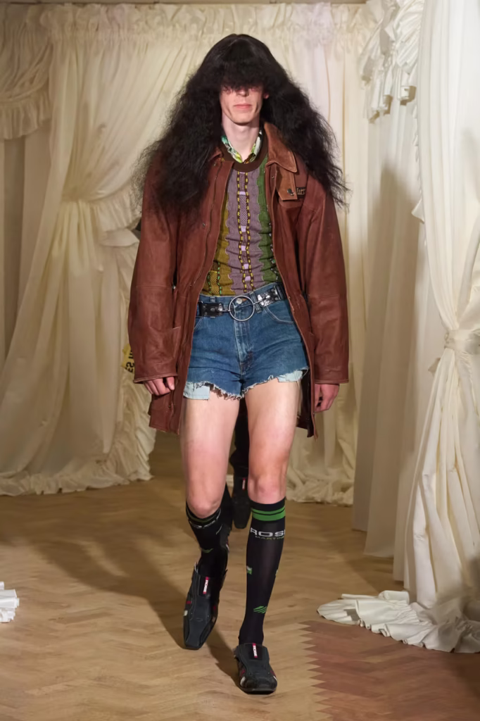 Martine Rose SS26 Transforma o Banal em Estilo