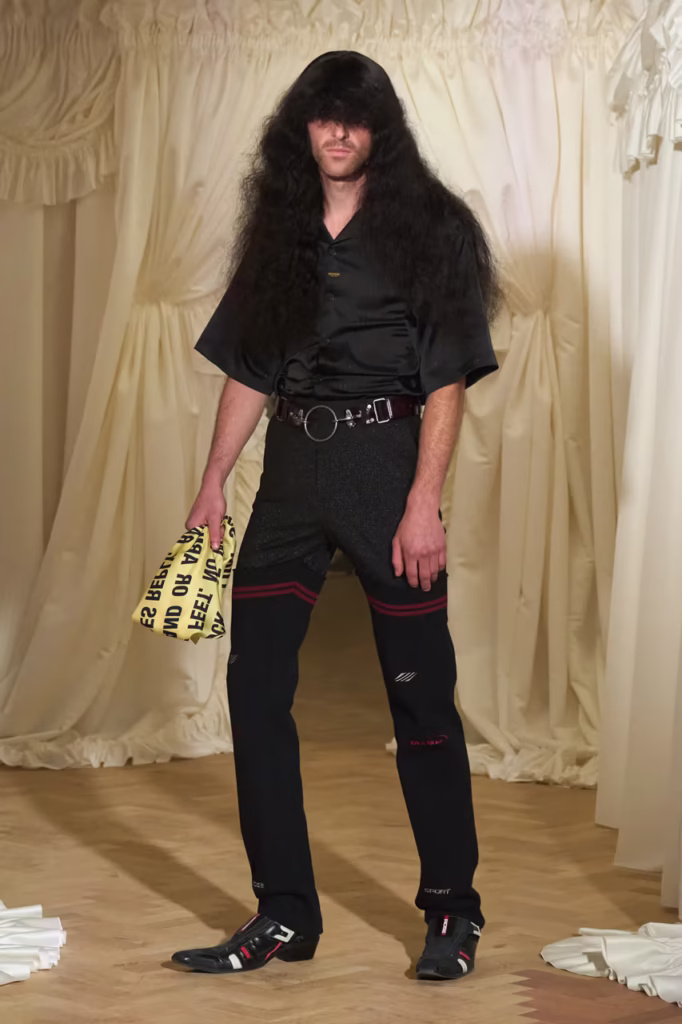 Martine Rose SS26 Transforma o Banal em Estilo