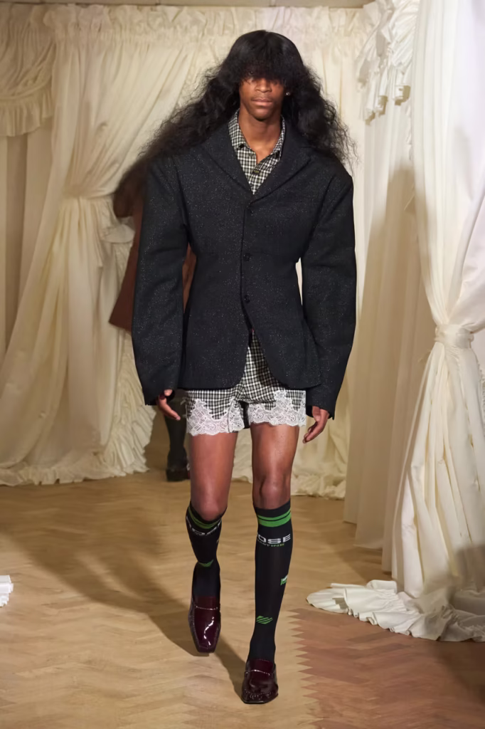 Martine Rose SS26 Transforma o Banal em Estilo