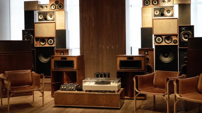 McQueen lança Listening Session, Reverb, com curadoria de Seán McGirr