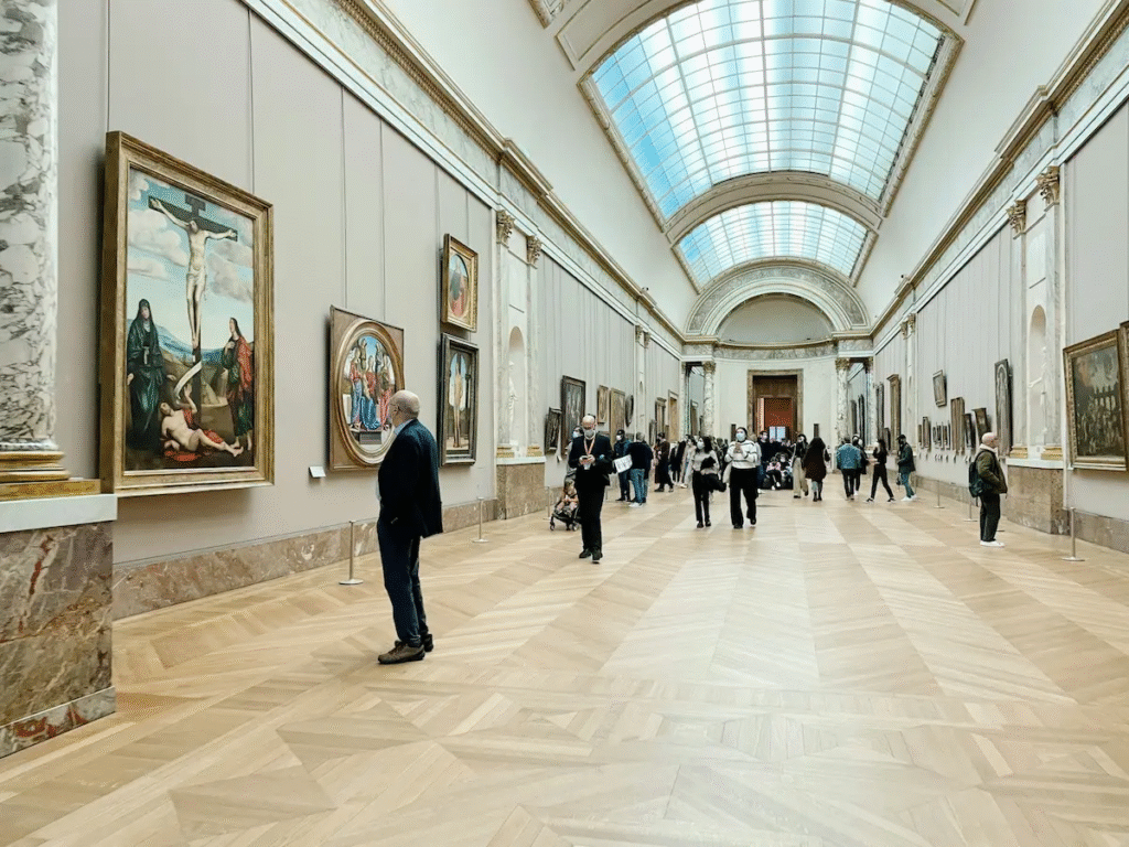 Louvre fecha temporariamente em protesto contra o turismo em massa e pressiona por soluções