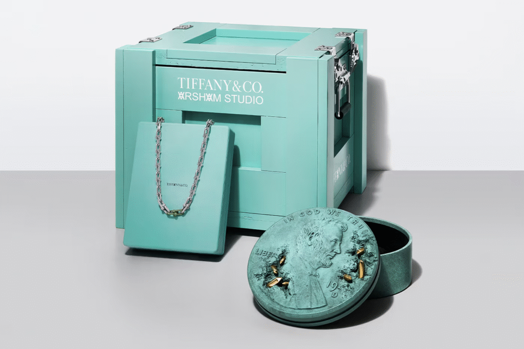 Tiffany & Co. e Daniel Arsham revelam "The Bronze Eroded Penny Vessel"