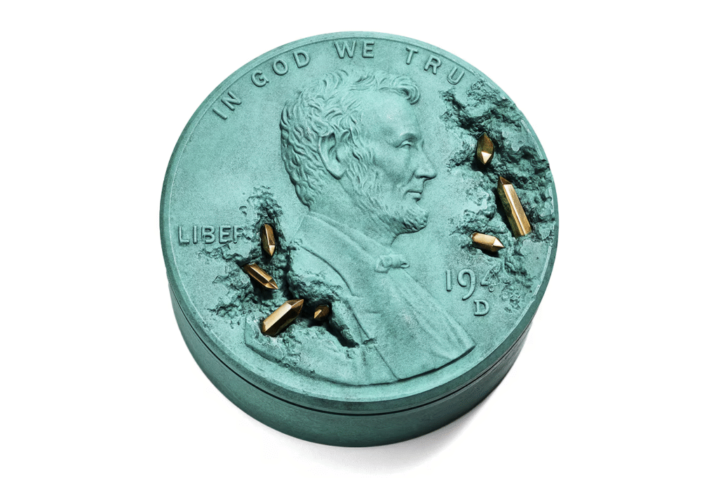 Tiffany & Co. e Daniel Arsham revelam "The Bronze Eroded Penny Vessel"